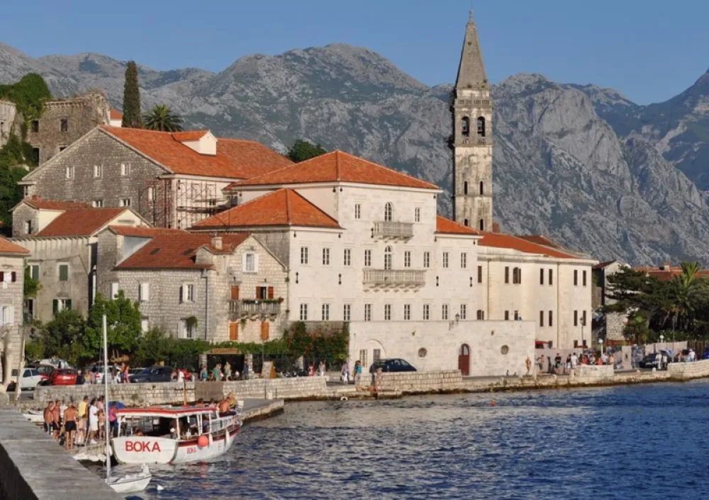 MZ Perast rje&scaron;ava probleme: Penzionere i stariјe voziće džabe do Risna