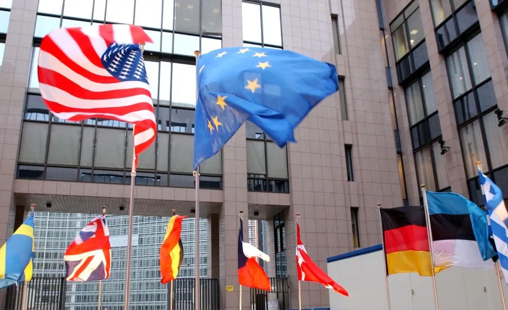Mesto: Brisel<br>Datum: 22.02.2005<br>Dogadjaj: zastave SAD i EU ispred zgrade Saveta Evrope. Americcki predsednik Dzzordzz Buss nalazi se u poseti Briselu<br>Licnosti: <br>