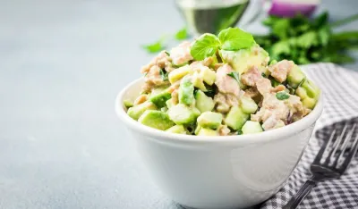 Salata sa tunjevinom, avokadom i limunom