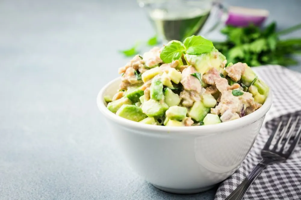 Salata sa tunjevinom, avokadom i limunom