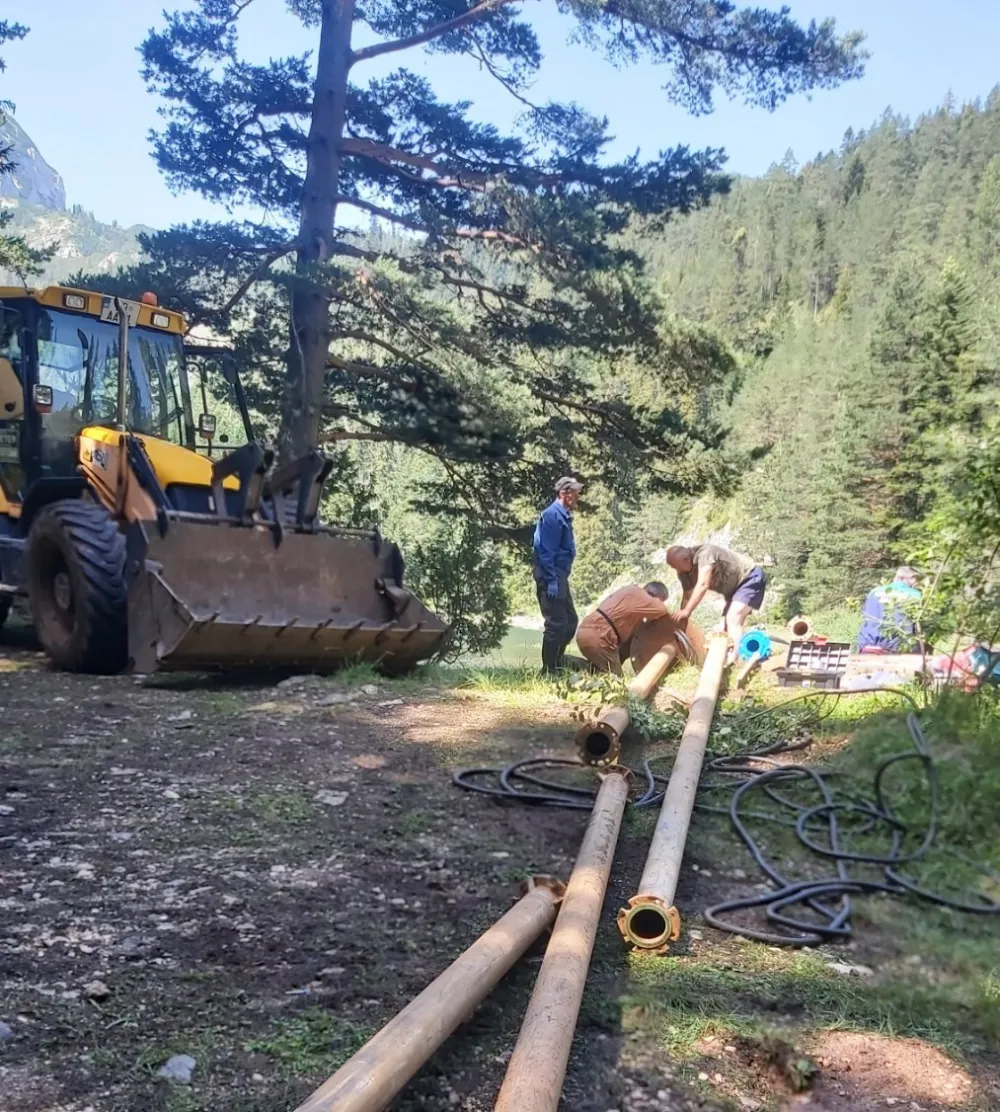 Postavljanje nove pumpe na vodoizvori&scaron;tu na Žabljaku