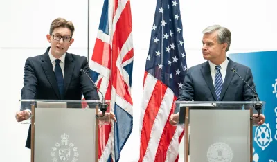 Direktori MI5 i FBI na pres konferenciji