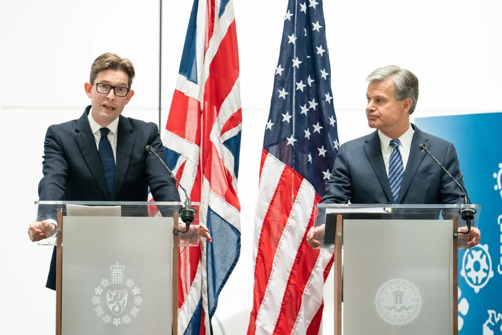 Direktori MI5 i FBI na pres konferenciji