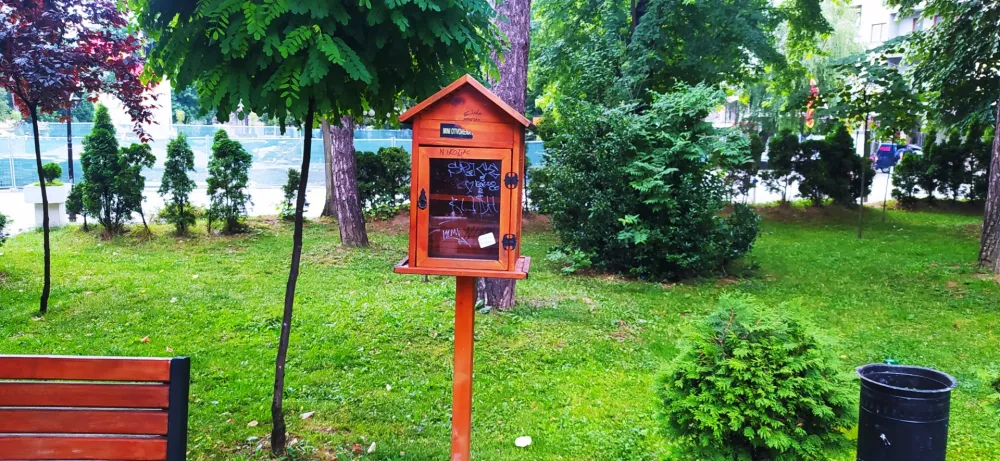 U Biјelom Polju uni&scaron;ten mobiliјar namiјenjen čitaocima: Mini-biblioteke polomili, knjiga nema