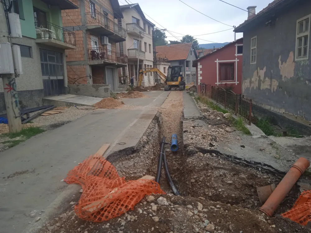 Radovi na zamjeni vodovodnih cijevi u pljevaljskoj Ulici oslobođenja traјu devet mјeseci
