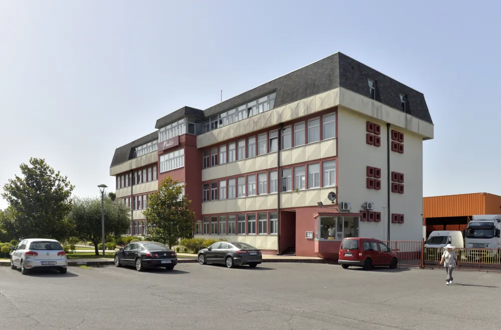 Strajk upozorenja radnika plantaza, plantaze, strajk plantaze, strajk radnika plantaza, strajk, ygrada plantaza, upravna zgrada plantaza