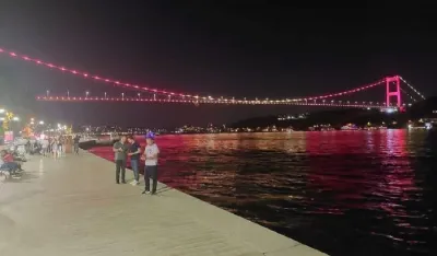Most u Istanbulu u bojama zastave Crne Gore (privatna arhiva)/RTCG