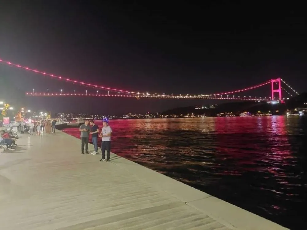 Most u Istanbulu u bojama zastave Crne Gore (privatna arhiva)/RTCG