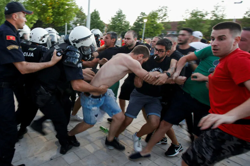 Sukob policije i demonstranata u Nik&scaron;iću
