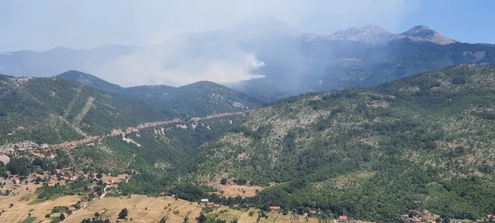 Helikopter Vojske Crne Gore uključen u ga&scaron;enje požara