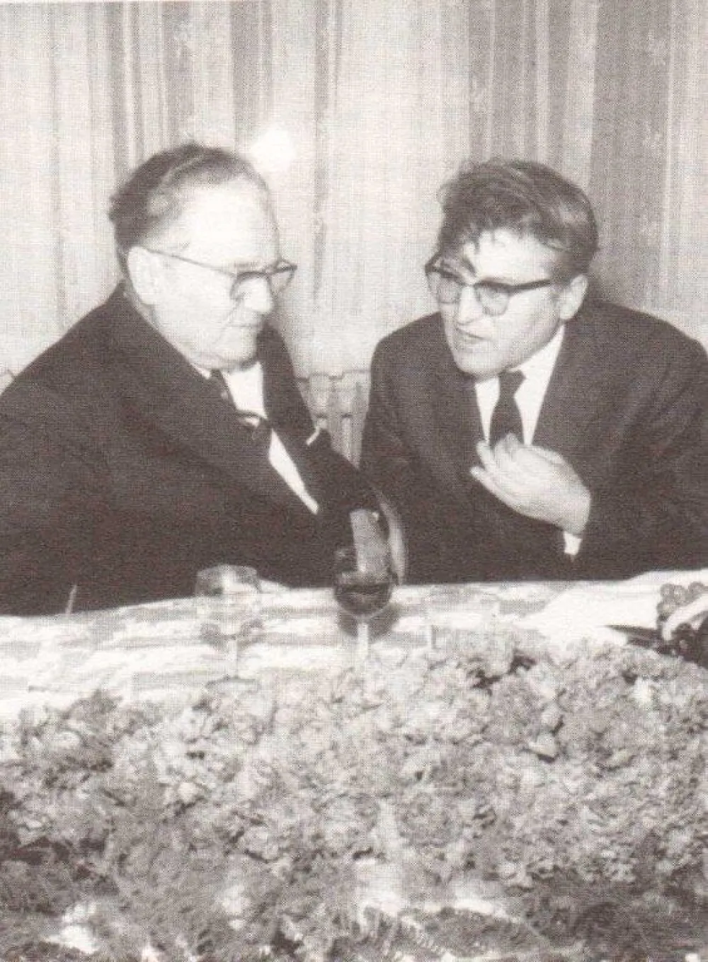 Тито и Чосић на броду "Галеб" 1961. г (ФОТО: ИЗ КЊИГЕ "ОГЛЕДАЛО ДОБРИЦЕ ЋОСИЋА" МИЛИВОЈА ПАВЛОВИЋА)