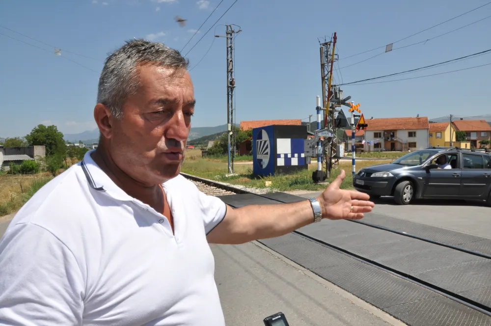 Милош Требјешанин показује пружни прелаз између два насеља 