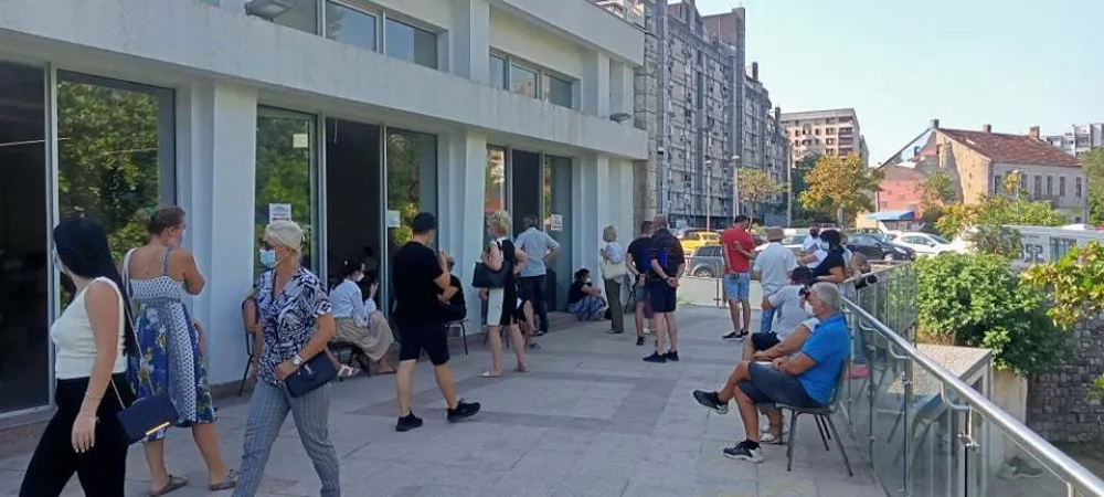 Велике гужве испред ковид амбуланте