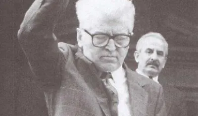 Много година касније Ћосић нашупта Скупштину Југославије, 1993. г (ФОТО: ИЗ КЊИГЕ "ВРЕМЕ ПИСЦА" РАДОВАНА ПОПОВИЋА)
