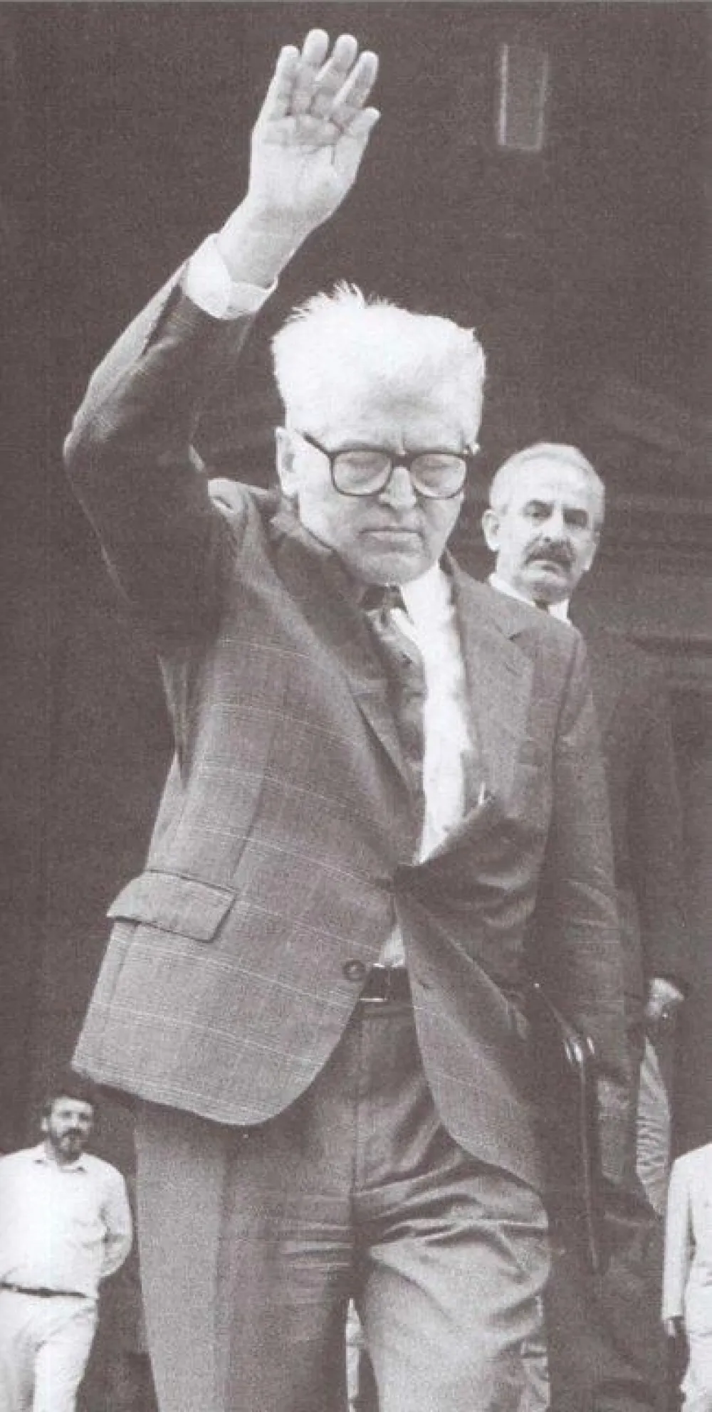 Много година касније Ћосић нашупта Скупштину Југославије, 1993. г (ФОТО: ИЗ КЊИГЕ "ВРЕМЕ ПИСЦА" РАДОВАНА ПОПОВИЋА)