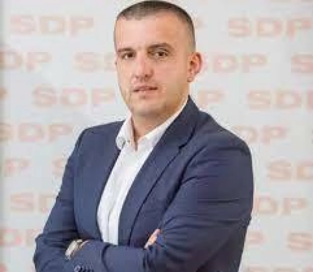 dr Adnan Striković