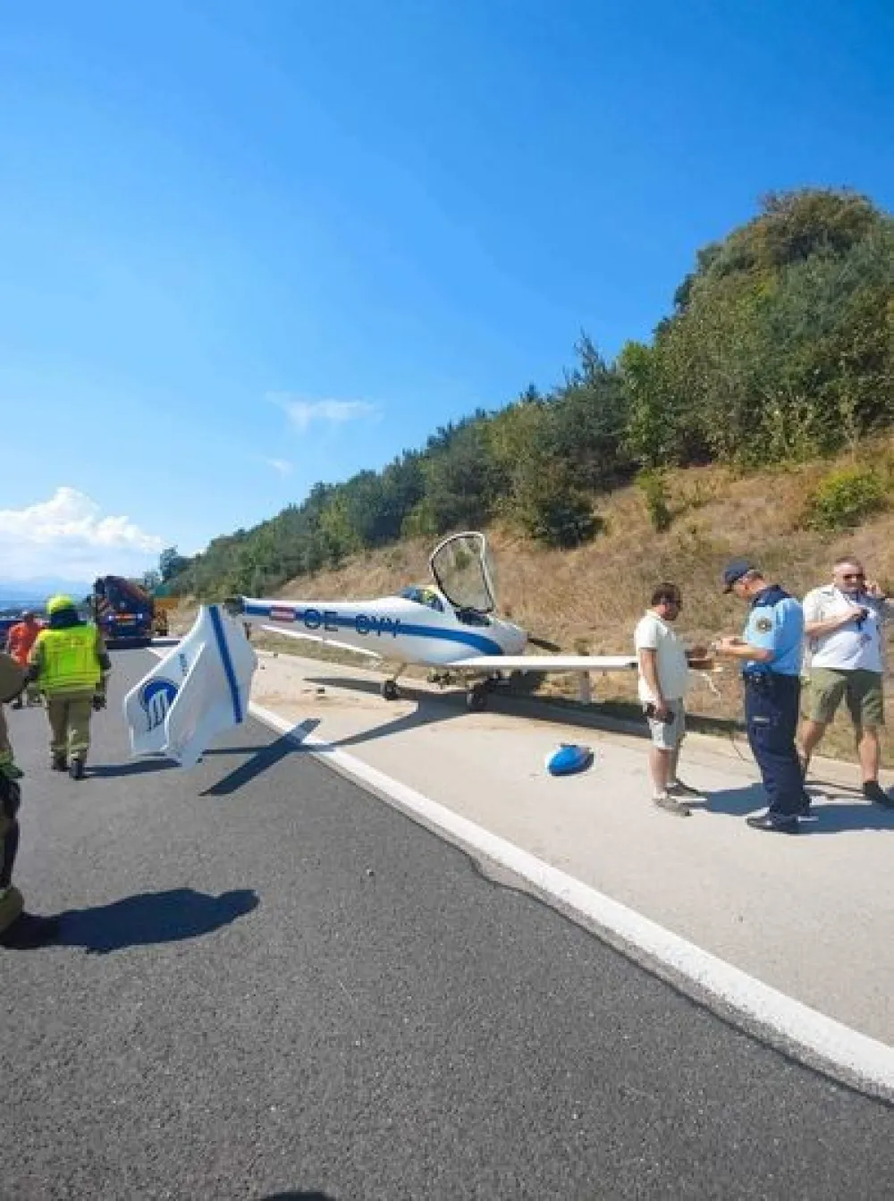 Manji avion prinudno sletio na auto-put u Sloveniji