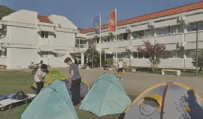 &Scaron;trajk prosvetnih radnika ispred zgrade Op&scaron;tine u Budvi