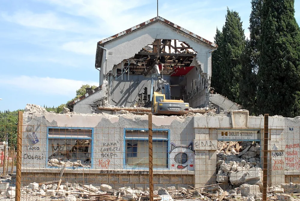 (FOTO i VIDEO) Neslavni јubileј Podgorice: Dan kada smo sru&scaron;ili kulturu