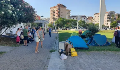 Budvanski prosvetni radnici &scaron;trajkuju pred Op&scaron;tinom