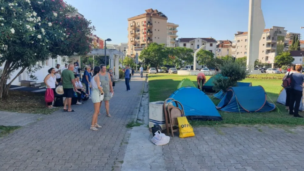 Budvanski prosvetni radnici &scaron;trajkuju pred Op&scaron;tinom