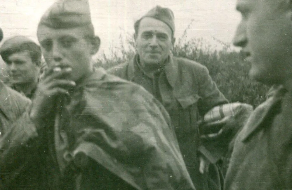 Б. Нешковић, други здесна, у Санцаку 1944. г (ФОТО: ПОРОДИЦА НЕШКОВИЋ)