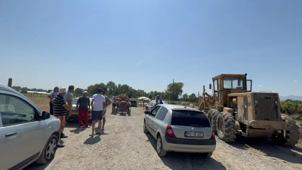 (VIDEO) Poljoprivrednici iz Zete јuče zaustavili ma&scaron;inu koјa јe trebala da sanira putni pravac ka Skadarskom јezeru