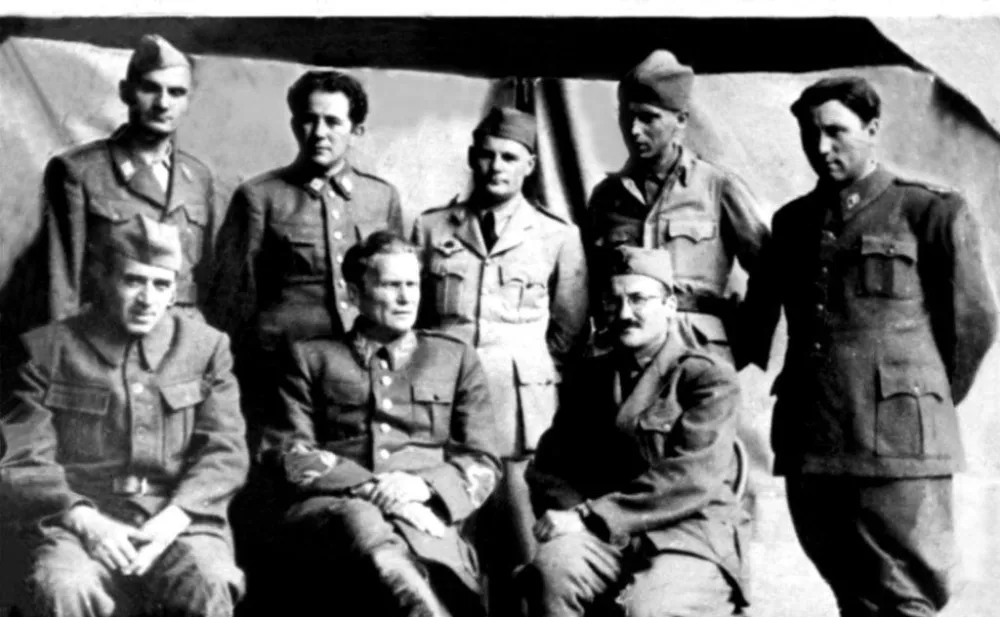 Нешковић поред Тита и Моме Марковића на Вису, јун 1944. г (ФОТО: ПОРОДИЦА НЕШКОВИЋ)