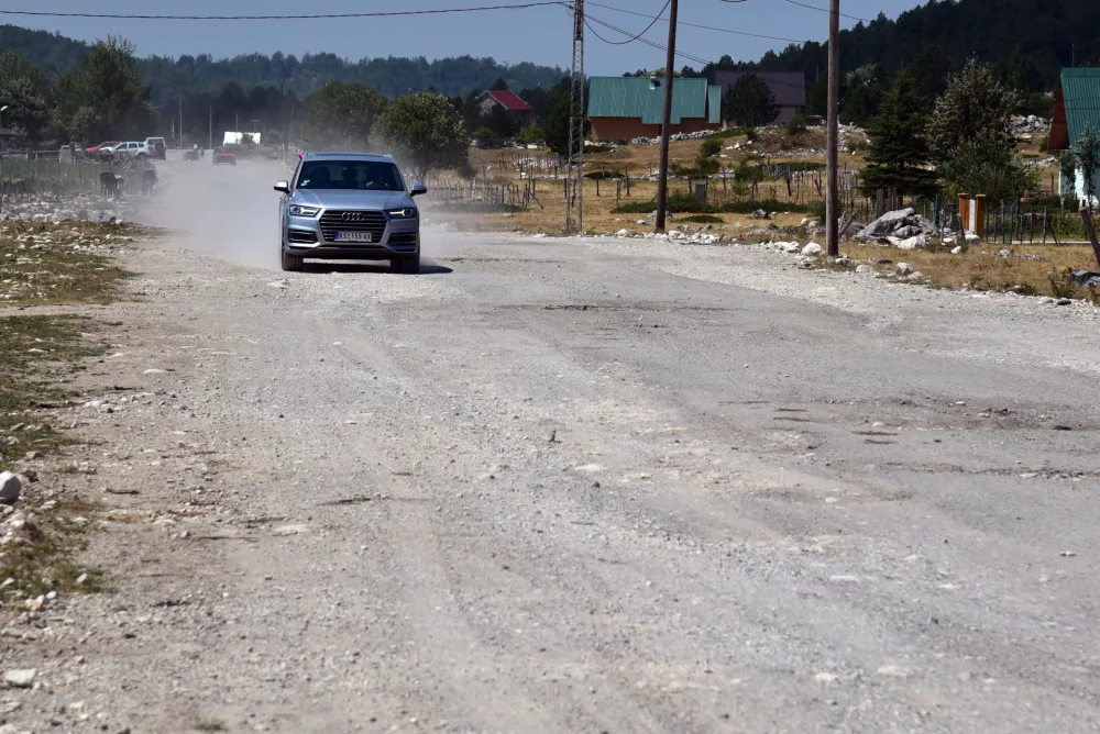 (FOTO) Put prema Кučkoj planini potpuno uni&scaron;ten, mje&scaron;tani traže hitnu sanaciju