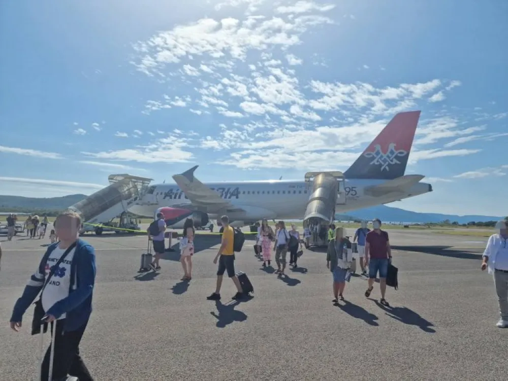 Avion Air Srbije prinudno sleteo na tivatski aerodrom
