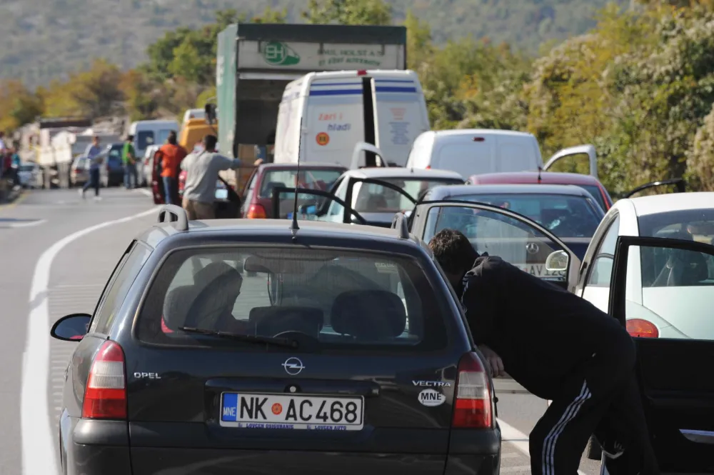 Udes i guzva na putu 