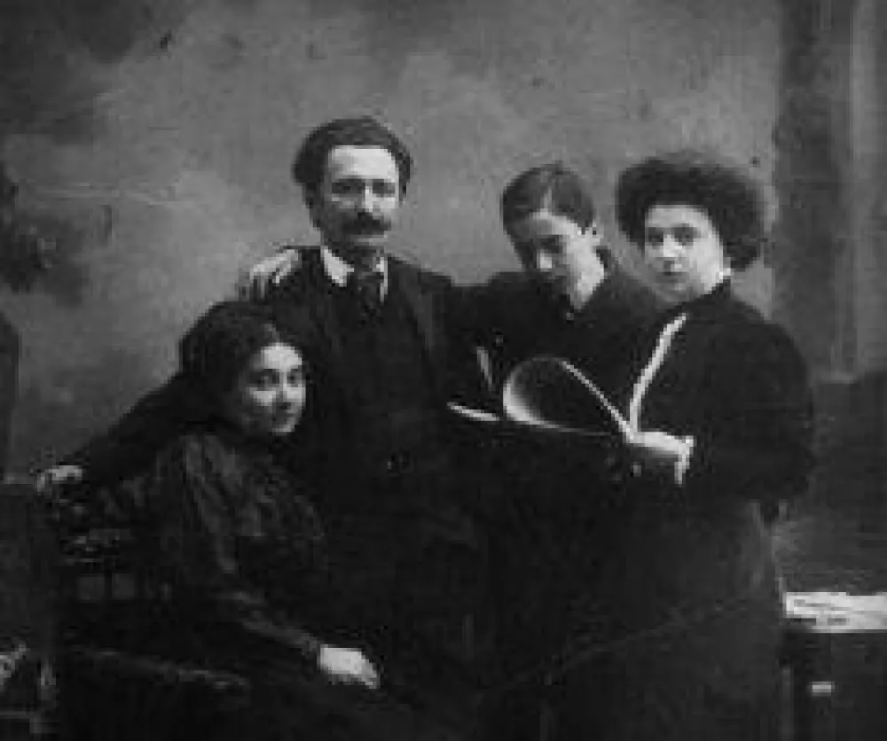 Породица Нушић (ФОТО: ИЗ КЊИГЕ М. ШЕЋЕРОВИЋ "БРАНСИАЛВ НУШИЖ - ДИПЛОМАТА КРАЉЕВИНЕ СРБИЈЕ)