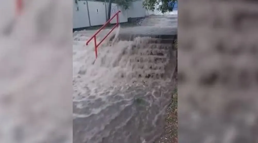 (VIDEO) Nevrijeme pogodilo Novi Sad i Beograd: Popucale cijevi, automobili plivali po ulicama