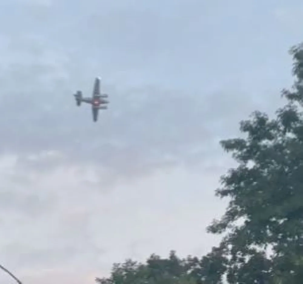 (VIDEO) Drama u Americi: Oteti avion kruži iznad grada, prijeti da će se zabiti u Volmart