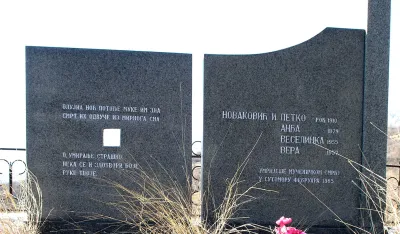 Споменик Новаковићима на гробљу у Горњим Црнцима