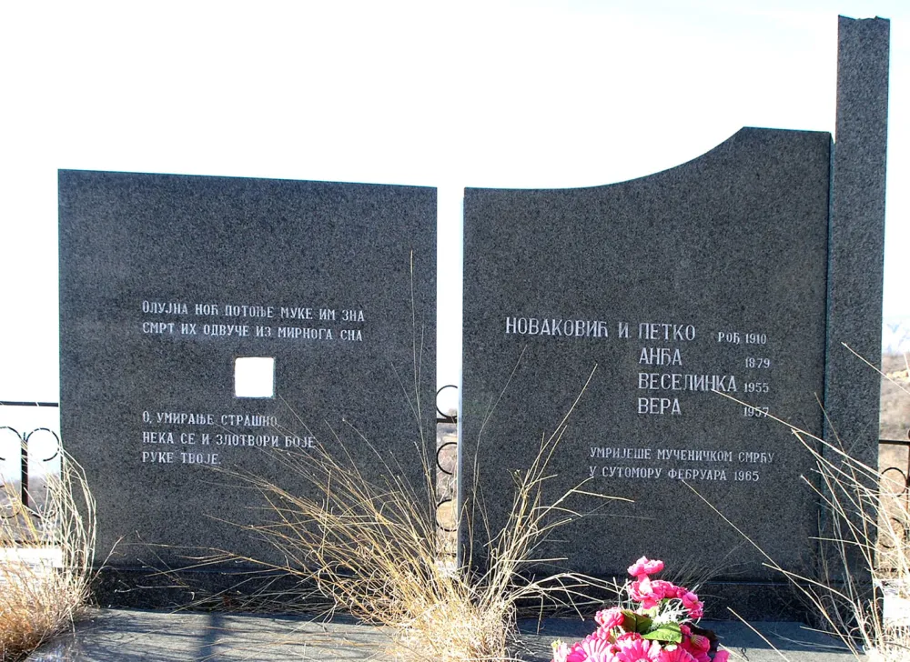 Споменик Новаковићима на гробљу у Горњим Црнцима