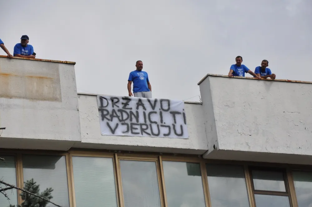 Radnici Željezare na krovu fabrike