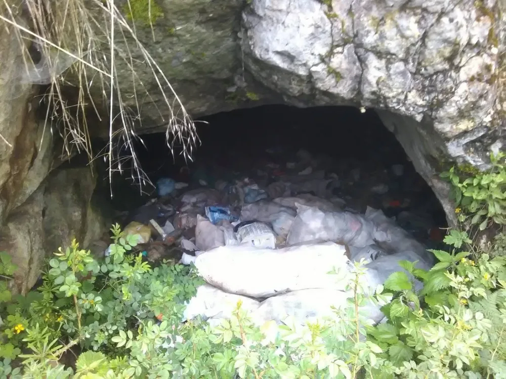 Ulazi u pećine u živopisnom bјelopoljskom selu Vrh zatrpani gomilama smeća