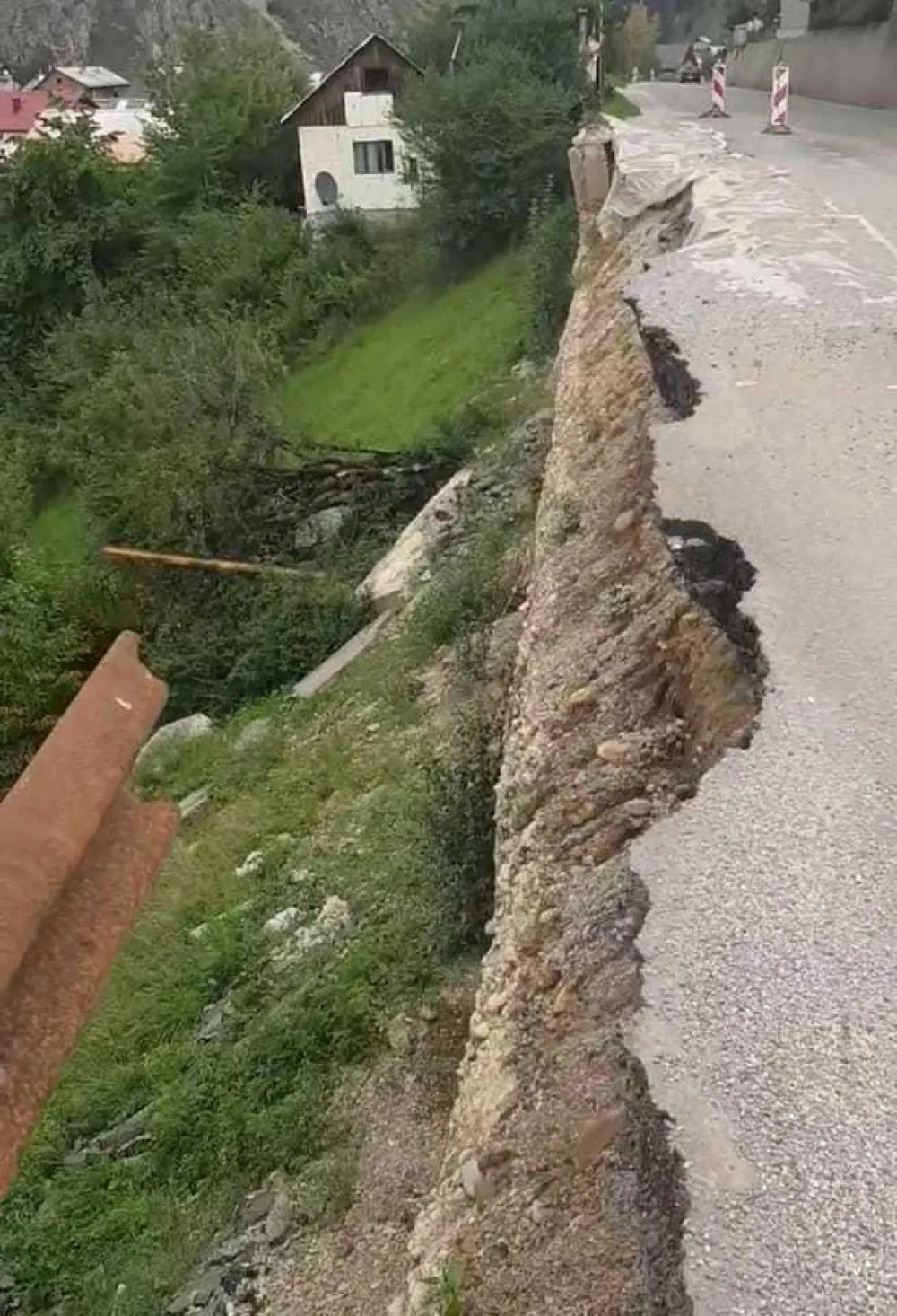 Rožaje: U naselju Suho polje put se obru&scaron;ava, mje&scaron;tani strahuјu od tragediјe