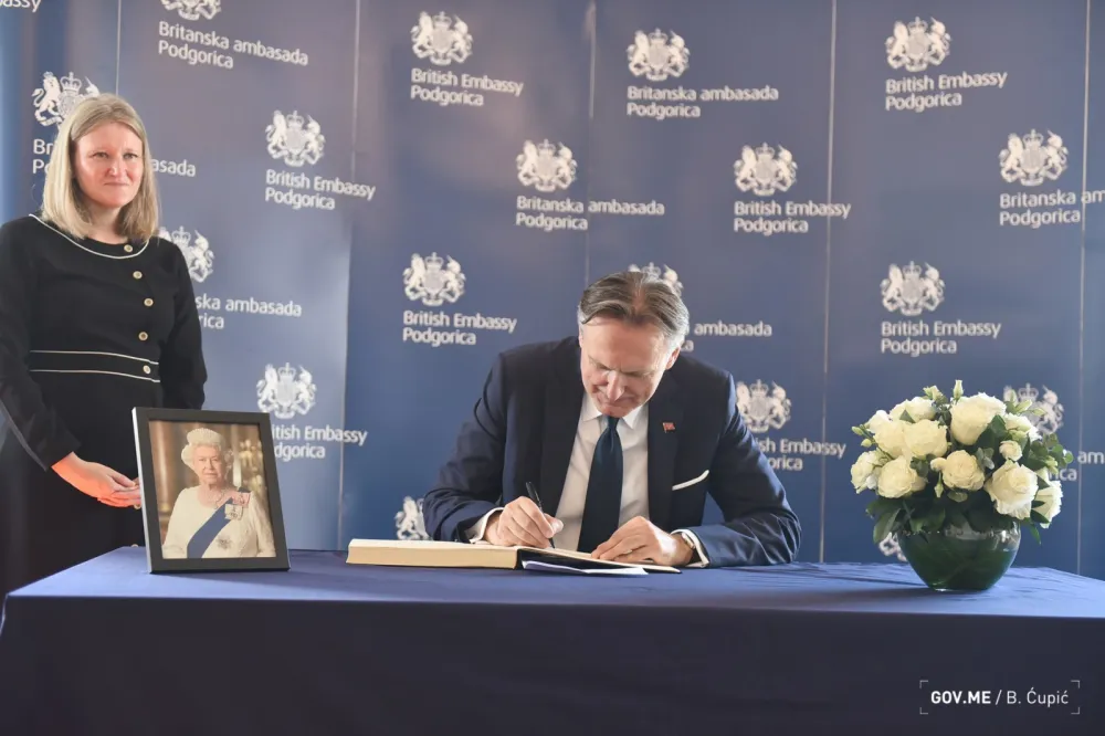 Ranko Krivokapić upisao se danas u Knjigu žalosti povodom smrti kraljice Elizabete