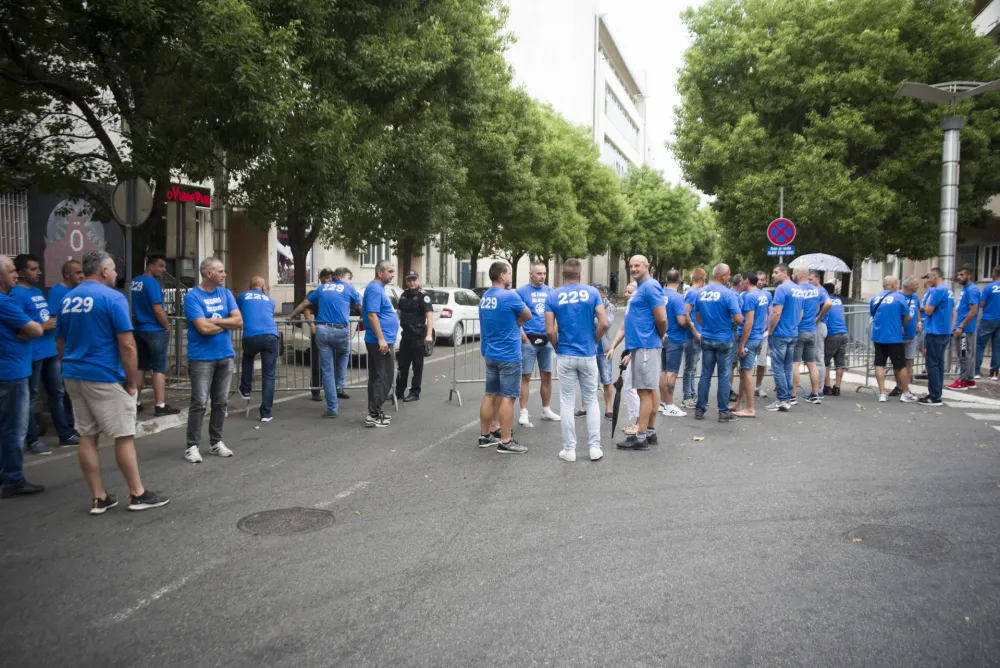 radnici zeljezare ispred vlade