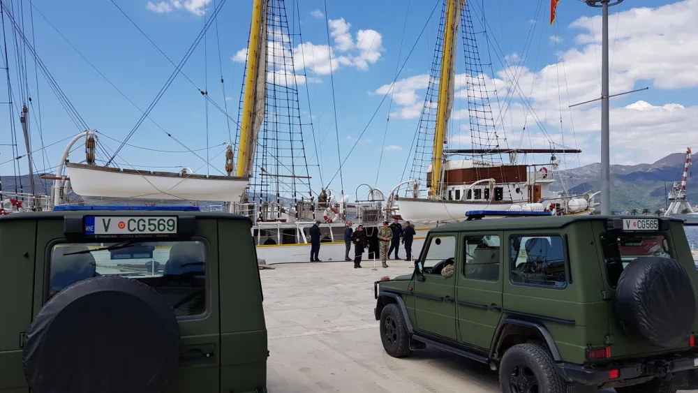 Војна полиција испред брода "Јадран"
