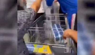 (VIDEO) Građani se otimaju za &scaron;ećer u Novom Pazaru