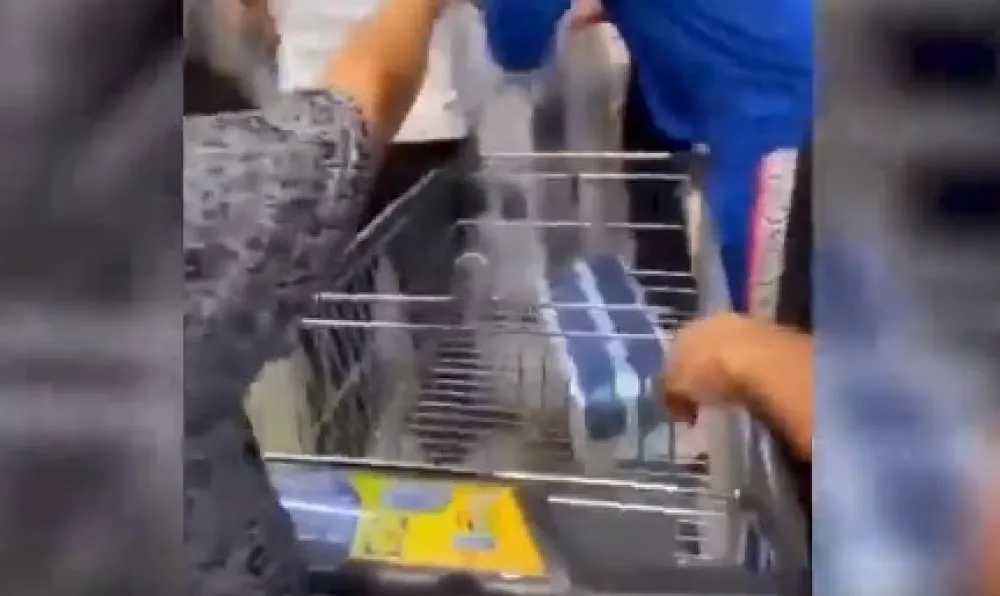 (VIDEO) Građani se otimaju za &scaron;ećer u Novom Pazaru