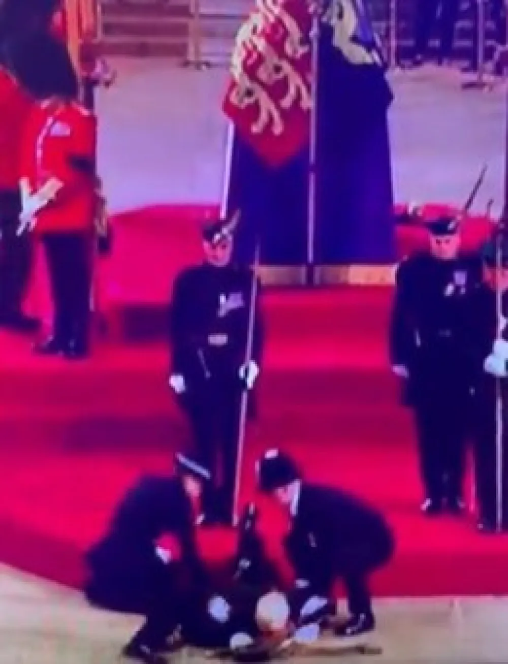 (VIDEO) Stražar se sru&scaron;io pored kovčega kraljice Elizabete