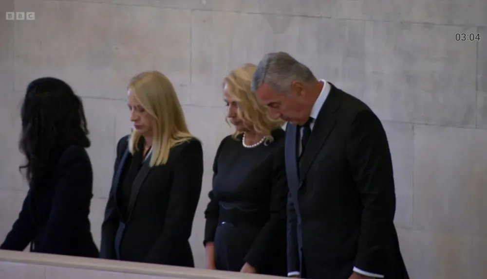 (VIDEO/FOTO) Đukanović sa suprugom odao počast kraljici Elizabeti u Vestminsterskoj palati