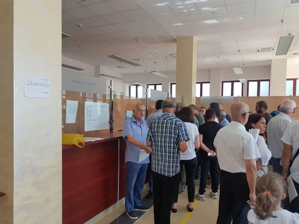 Гужве на шалтеру Поште и за легализацију