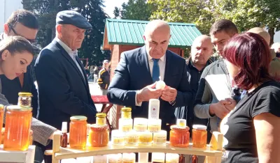 Министар Јоковић обишао штандове и разговао са пчеларима
