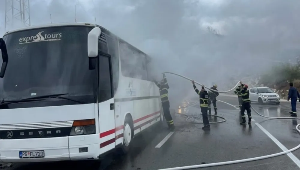 Zapalio se autobus u pokretu