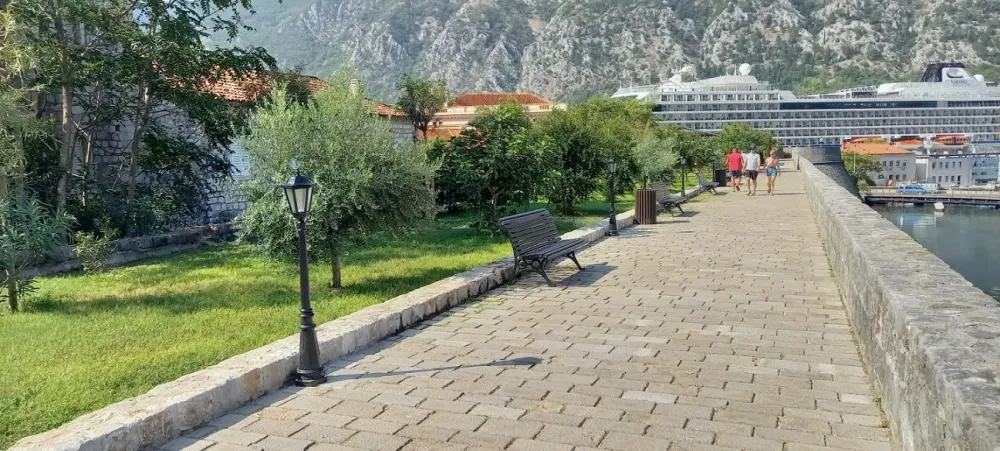 U toku izgradnja javne rasvjete na vi&scaron;e lokacija: Da Kotor zasija punim sjajem